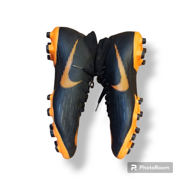 Men's Nike soccer cleats - Picture 2 of 3